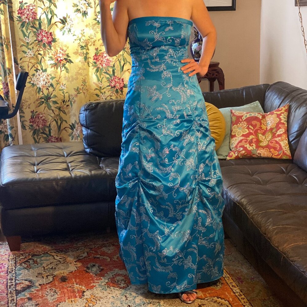 SPECTACULAR!! Hailey Logan PROM / QUINCEANERA / PARTY Gown 7/8